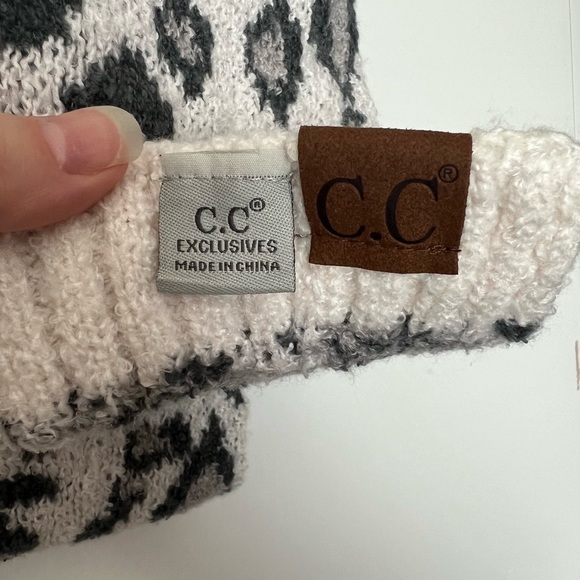 White and Grey Snow Leopard scarf - Picture 2 of 4